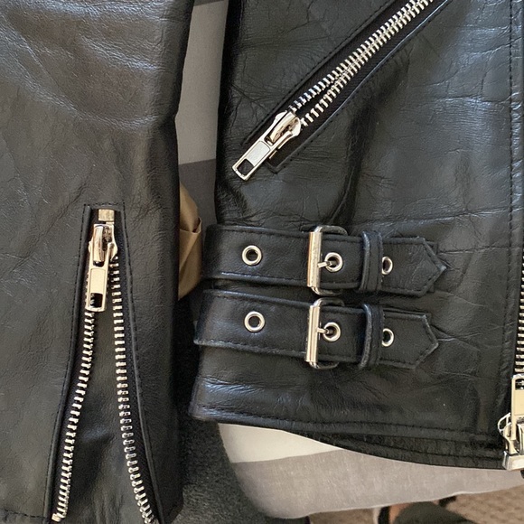 Black leather biker jacket with sheepskin collar - Picture 7 of 8